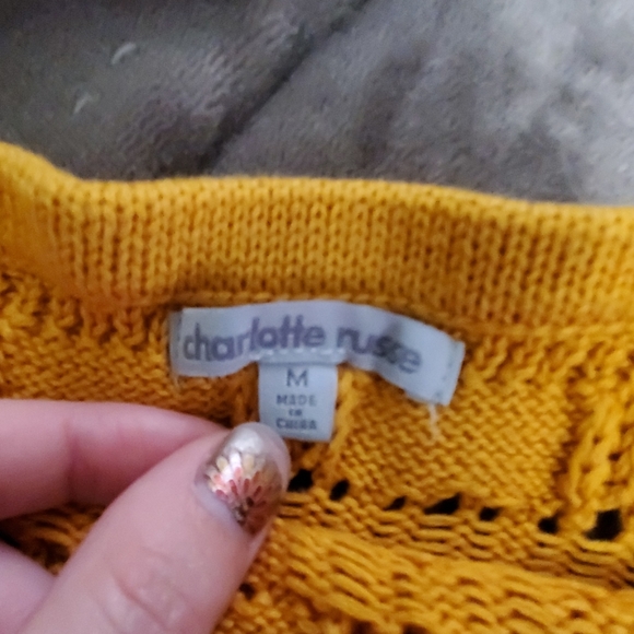 Cropped crochet halter top - Picture 3 of 4